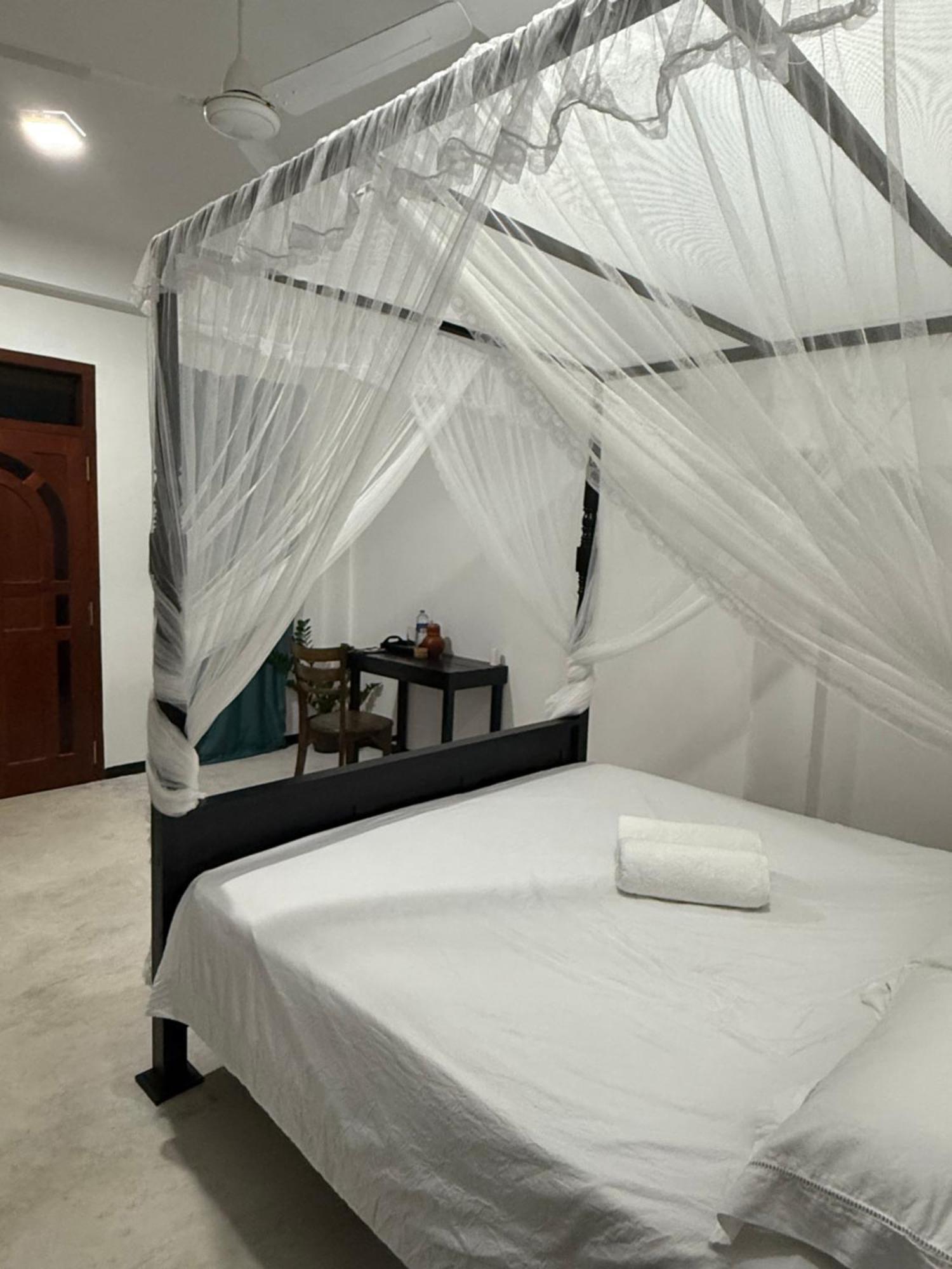 La Fiesta Bed and Breakfast Weligama Eksteriør billede